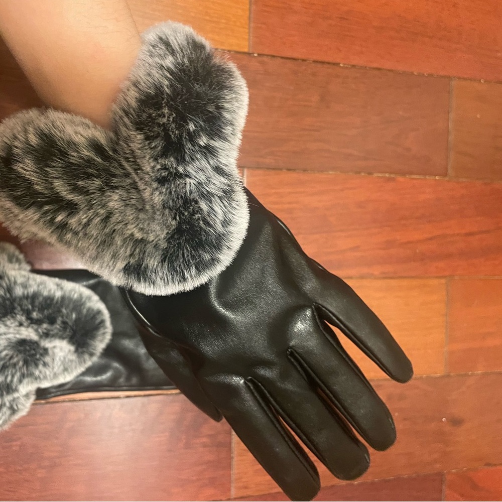 Elegant Black Leather Gloves with Faux Fur Trim